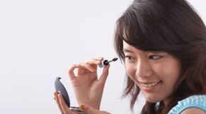 How does mascara extend your lashes?