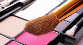 What should I look for in an all-in-one makeup compact?