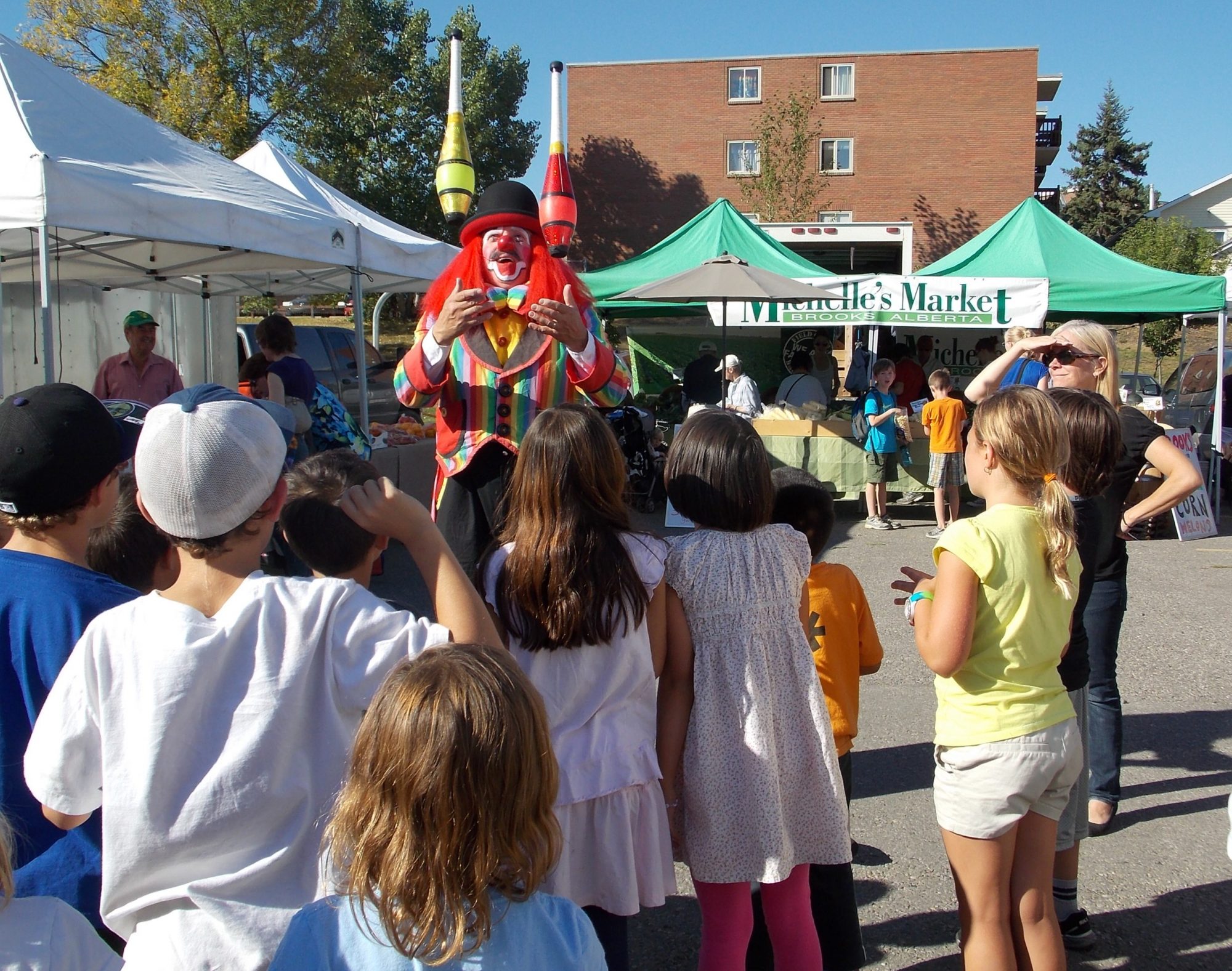 Hillhurst-Sunnyside is home to a farmers' market that features live music and buskers each week.