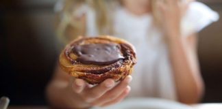 How Lack of Sleep Affects Junk Food Cravings